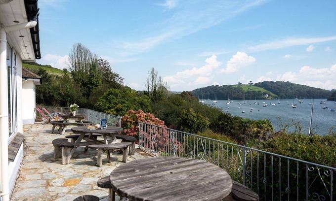 St. Mawes House | Discover Seagulls Riverside Cottage in Beautiful Cornwall