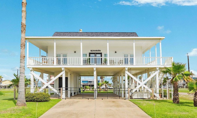 Surfside Beach House | Seahaven - Beach Views - Family Friendly - Fenced