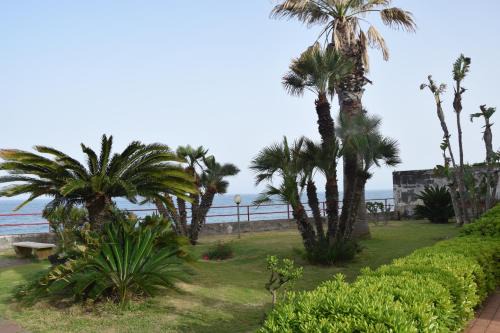 Torre Archirafi Apartment | Cozy SeaHome: Oceanfront Retreat with Private Beach Access