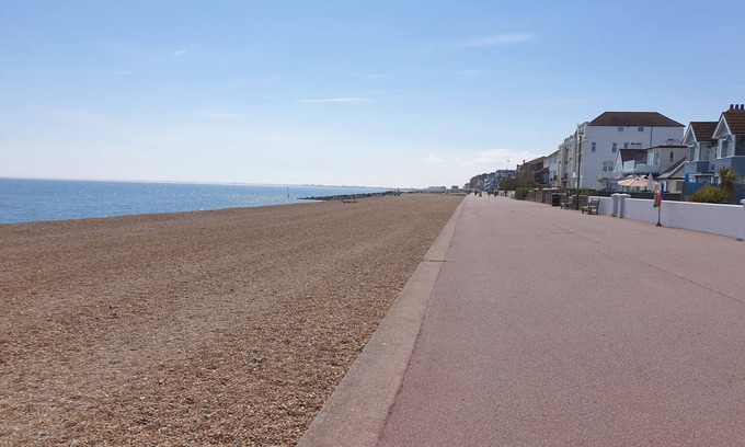 Hythe House | Beachfront Retreat near Park and Zoo in Hythe - 10/10 Rated