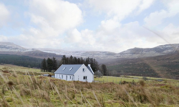Portree Cottage | Experience Sealladh Breagh: Breathtaking Mountain Views
