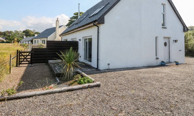 Appin Cottage | SEALLADH, romantic, with a garden in Port Appin