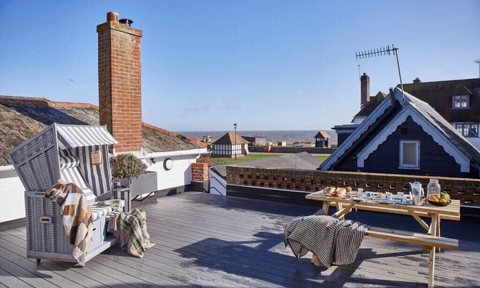 Aldeburgh Apartment | Top-Rated Stay at Sealoft, Aldeburgh with Kitchen & Breakfast