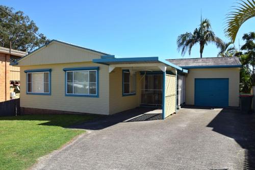 South West Rocks House | Cozy Seamist Cottage: Pet & Child Friendly Getaway