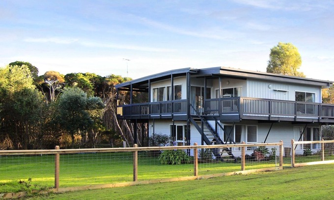 Smiths Beach House | Seanic at Smiths: Oceanfront Stay Near YCW Beach