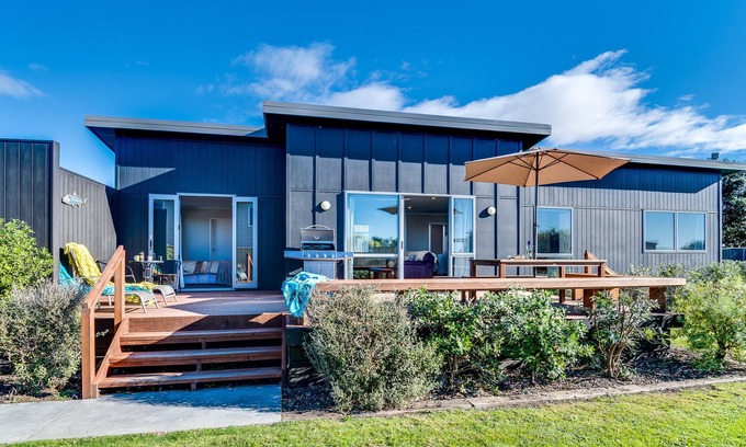 Waimarama House | Pet-Friendly SeaRenity Holiday Home in Waimarama