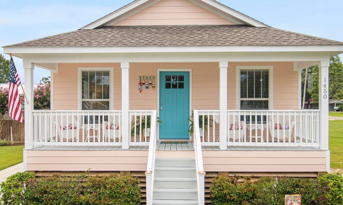 Gulfport Cottage | Cozy Seas the Day Cottage with Ocean View & Breakfast