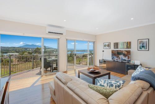 Bermagui House | Seascape 3-7: Family-Friendly Retreat with Pool & Breakfast