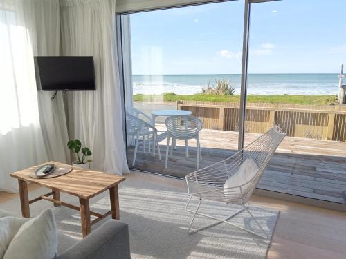 Kaka Point Apartment | Seascape Accommodation: Oceanfront Retreat with Hot Tub