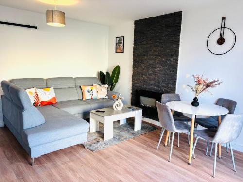 Youghal Villa | Seascape Bliss: Family Retreat with Oceanfront Pool Access