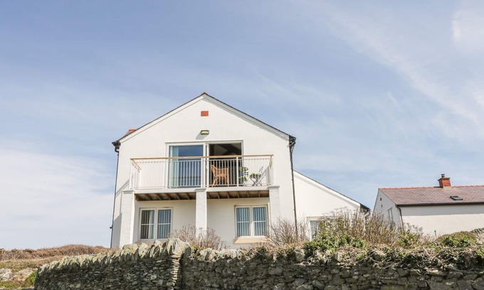 Trearddur Bay Cottage | Seascape: Family-Friendly Retreat with Cozy Open Fire