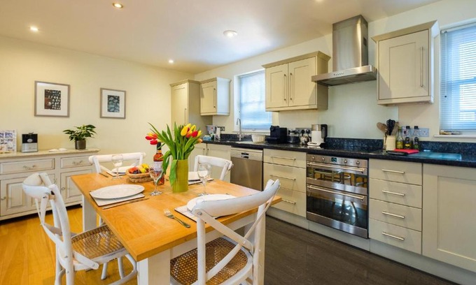 Aldeburgh Apartment | Seascape: Family-Friendly Retreat with 9.5/10 Guest Rating