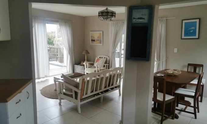 Umkomaas Bed & Breakfast | Cozy Seascapes Cottage with Pool & Family-Friendly Amenities