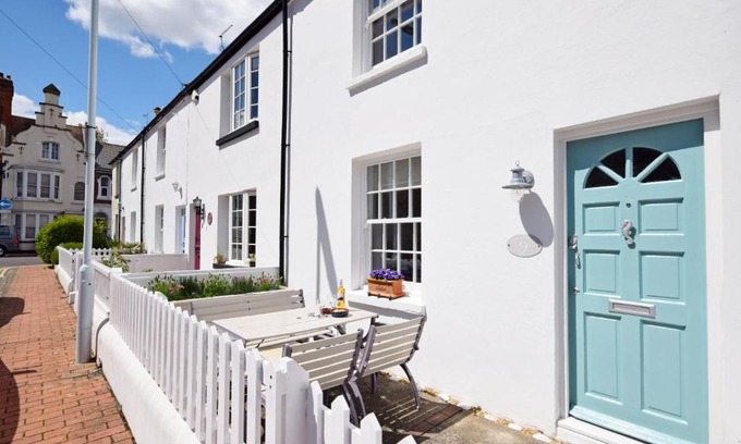 Worthing House | Discover Seashell Cottage - Family-Friendly Getaway in Worthing