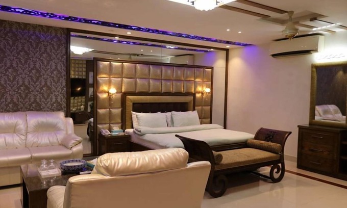 Clifton Hotel | Family-Friendly Seashell Grand Hotel with Breakfast Included