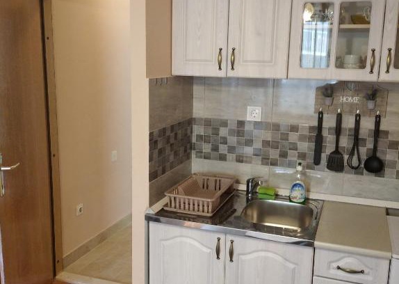 Topla Apartment | Top-Rated Seashell Retreat: Pet & Child Friendly Escape