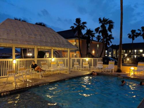 Port Aransas Hotel | Beachside Retreat: Seashell Village Resort with Kitchens