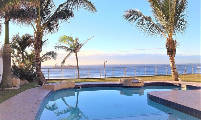 Umhlanga Apartment | Beachfront Seashelles Apartment A with Pool and Breakfast