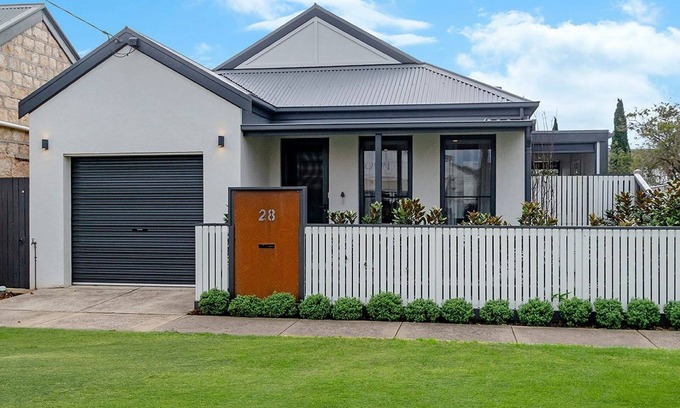 Port Fairy House | Seashells: Adults Only Retreat with Pool & Gourmet Breakfast