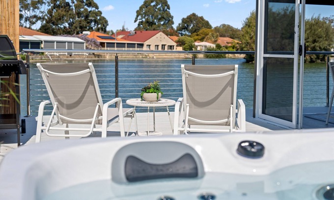 South Yunderup House | Experience Seashells Lake House with Inviting Hot Tub