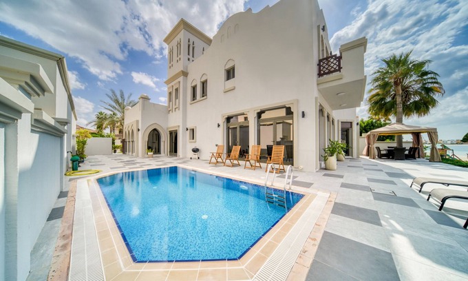 Palm Jumeirah Villa | Elegant 5BR Villa with Beach Access on Palm Jumeirah