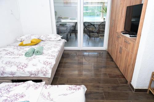 Neum Apartment | Family-Friendly Seaside Apartman Neum with Pet Welcomes