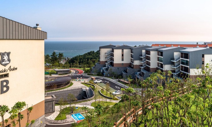 Jungmun Condo | Pet-Friendly Seaside Arden with Ocean View & Pool Access