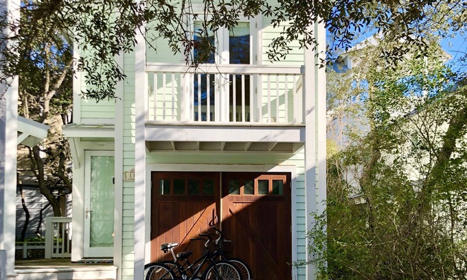 Seaside House | Pet-Friendly Seaside Atrium: 9.4/10 & Pool Access!