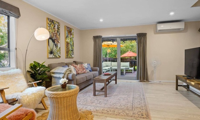 Torbay House | Seaside Bougainvillea Retreat close to Beaches