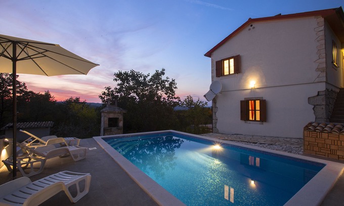 Ripenda Verbanci House | Seaside Retreat: Enjoy a Poolside Escape with Top Ratings