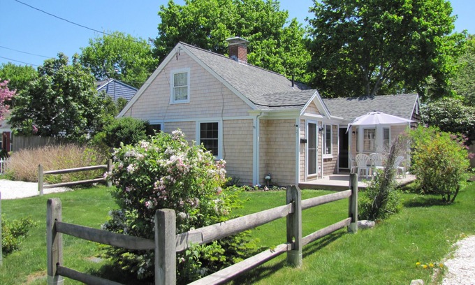 Hyannis House | Oceanfront Norris Cottages: 9.8 Guest Rated Getaway