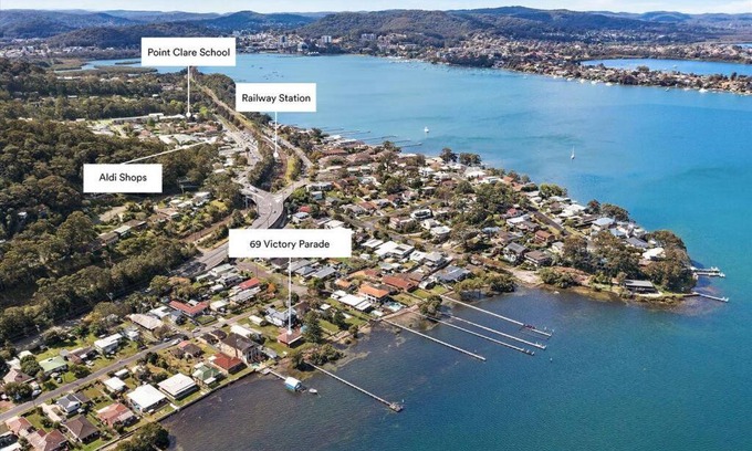 Tascott House | Seaside Cottage with Jetty - Family and Pet Friendly Retreat