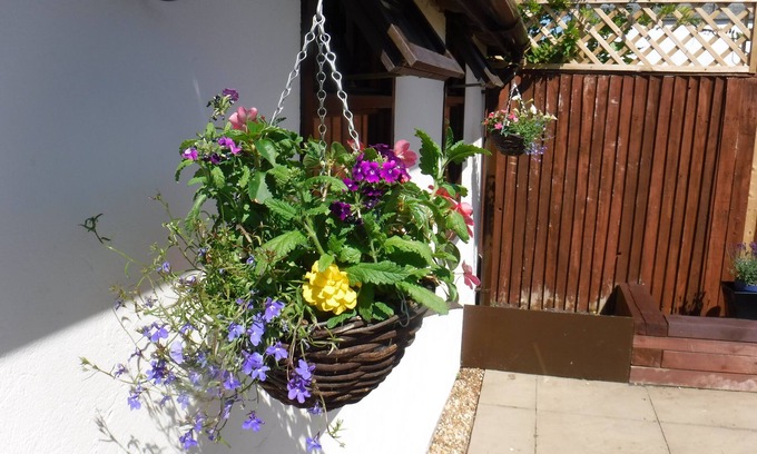 South Hayling House | Tranquil "Happy Daze" Bungalow with Oceanfront Bliss