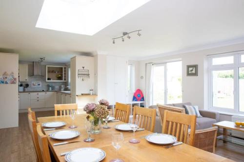 East Wittering House | Cozy Seaside 4BD Home with Parking and Garden Retreat