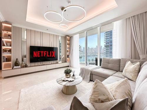 Dubai Marina Apartment | Seaside Elegance 1BR Luxury Apartment with Private Beach Access, Emaar Beachfront
