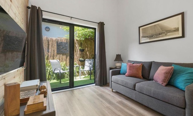 Mornington Apartment | Serene Seaside Escape with Family-Friendly Amenities