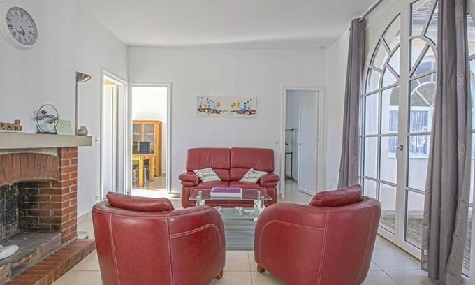 Sainte-Honorine-des-Pertes House | Bright Holiday Home with Oceanfront Garden Retreat