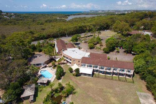 Wamberal Resort | Relaxing Seaside Garden Retreat with Pool and Pet-Friendly Stay