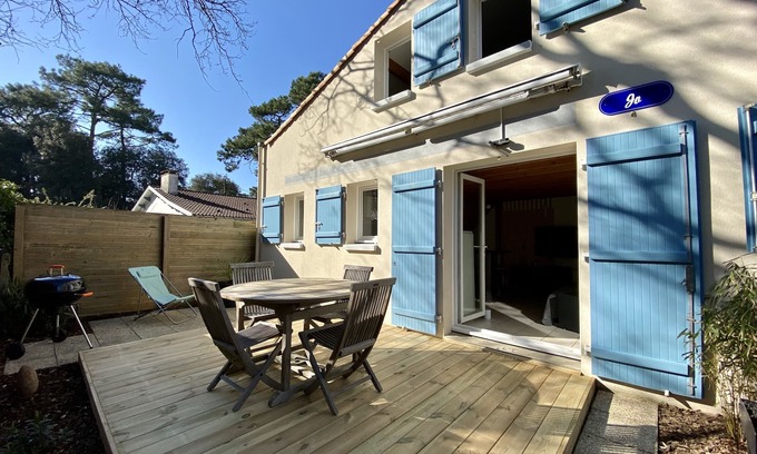Jard-sur-Mer House | Blissful Seaside House: Perfect Family Getaway with Kitchen