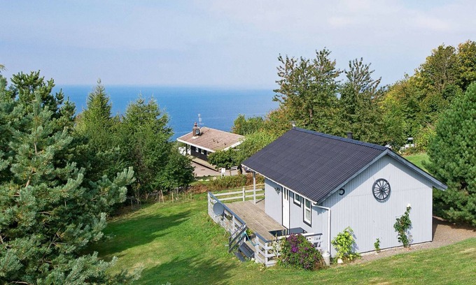Vang House | Spacious 6-Person Holiday Home in Hasle with Breakfast