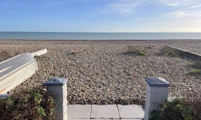 Pevensey House | Beachfront Bliss: Stylish Retreat with Ocean Views