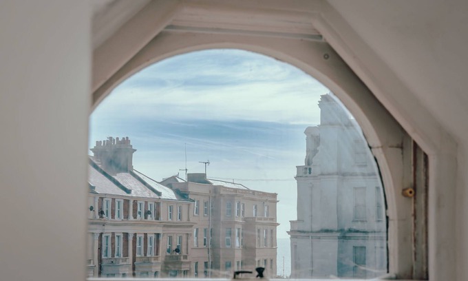 Eastbourne Seafront Apartment | Cozy Seaside Hideout with Oceanfront Views and Spa