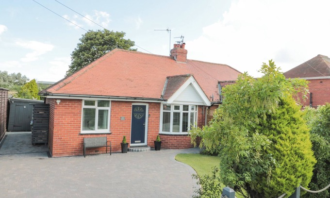 Cayton Bay House | Cozy Seaside House: Pet Friendly Cottage with Ocean Views