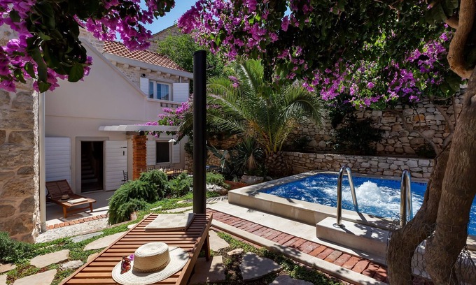 Sutivan House | Oceanfront Seaside House in Sutivan with Private Pool