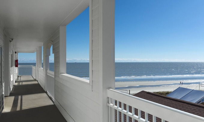 Isle of Palms Hotel | Oceanfront Seaside Inn with Pool and Restaurant Amenities