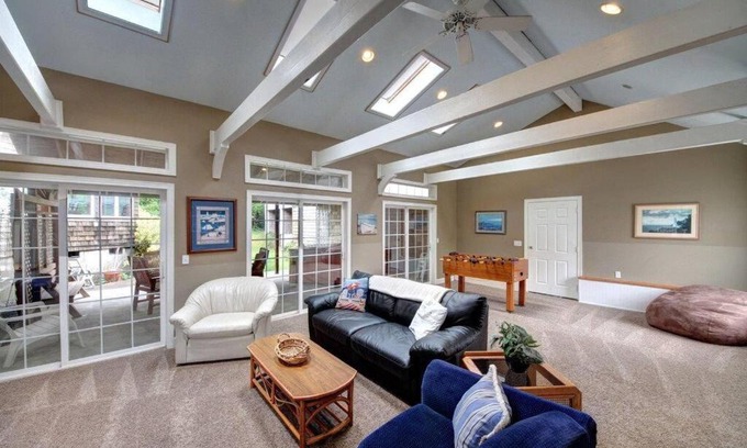 Seaside Villa | Seaside Manor: Relax at the Heart of Seaside with Ocean Views