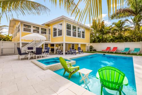 Bradenton Beach House | Oceanfront Seaside Manor: A Family-Friendly Retreat