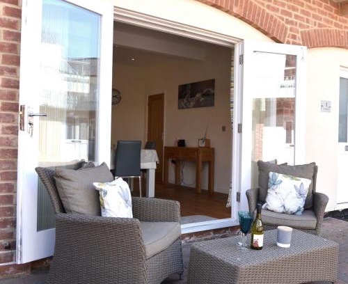 Meads House | Cozy Seaside Mews: 2-Bed Cottage Steps from the Ocean
