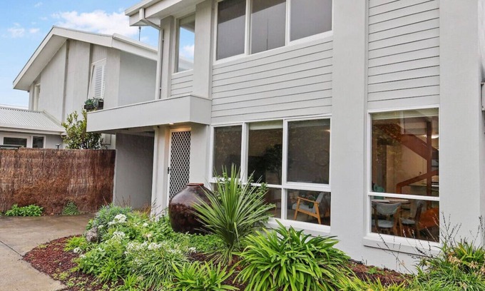 Ocean Grove Apartment | Seaside on The Parade- Central, walk to the beach, shops