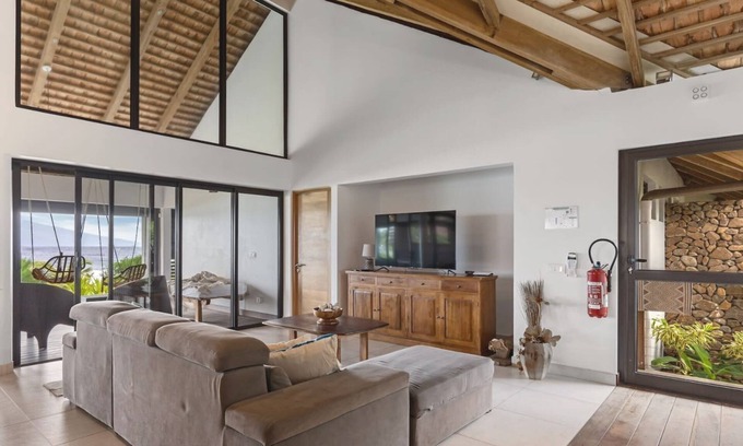 Temae House | Idyllic Seaside Paradise: 6BR Beachfront Haven Awaits